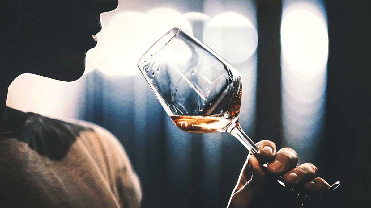 Как проверить алкоголь на подлинность – внешний вид, запах и акциз